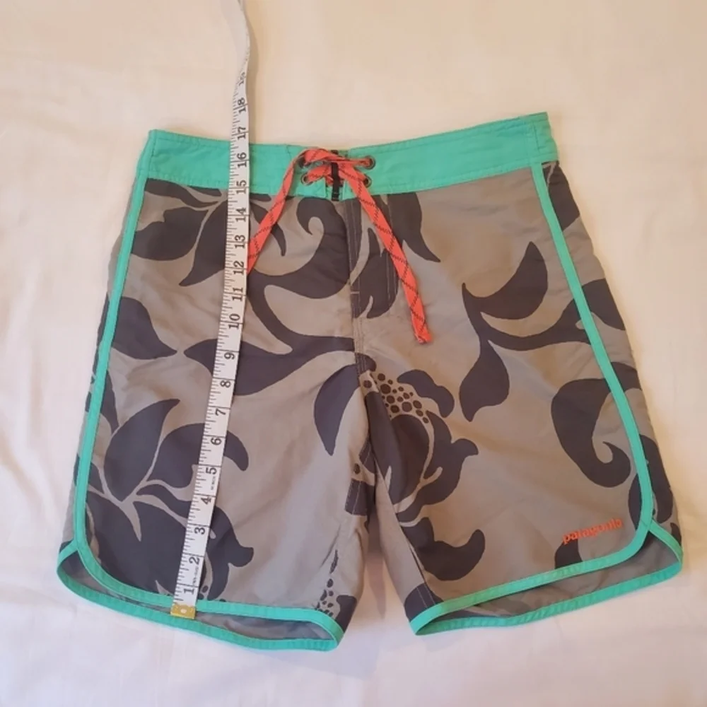 Patagonia Scallop Hem Wavefarer Board Shorts Size‎ 29 Gray Floral